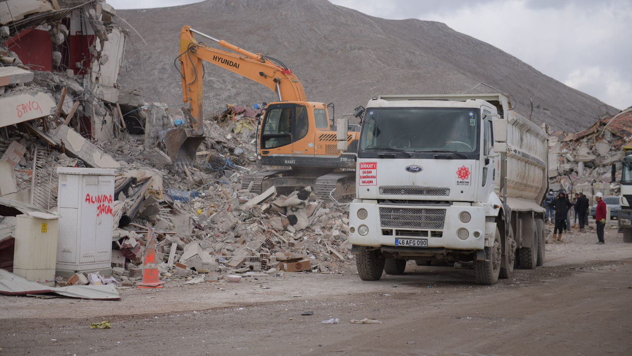 Gürbüz rakamlarla açıkladı: Elbistan’da 992 enkaz kaldırıldı!