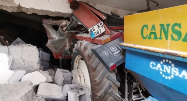 Kahramanmaraş’ta binanın yıkılmasını önleyen traktörler 10 can kurtardı