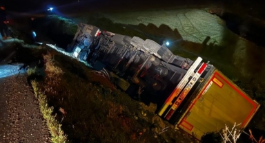 Kahramanmaraş’ta yardım tırı şarampole devrildi