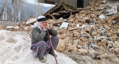 Kahramanmaraş’ta yıkılan evinde 85 yıllık hatırasını aradı