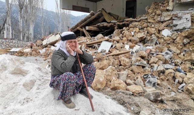 Kahramanmaraş’ta yıkılan evinde 85 yıllık hatırasını aradı