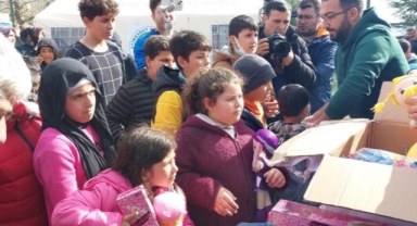 Kırgız çocuklar deprem bölgesine oyuncaklarını gönderdi