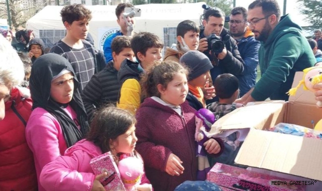 Kırgız çocuklar deprem bölgesine oyuncaklarını gönderdi