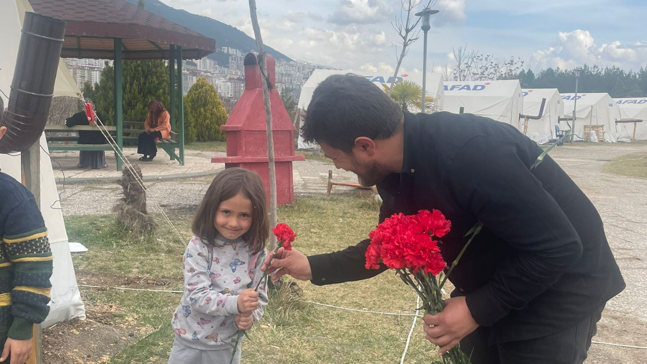 Satıcı umutların da taze tutulması için özveri ile çalışmaya devam ediyor.