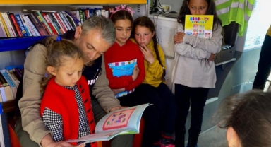 Türkoğlu Koordinatör Valisi Tuncay Akkoyun Gezici Kütüphaneyi Ziyaret Etti.