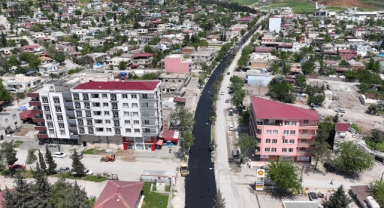 Büyükşehir Türkoğlu’nda Hasarlı Yolları Yeniliyor