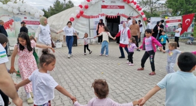 Deprem bölgesinde askerlerden çocuklara 23 Nisan sürprizi