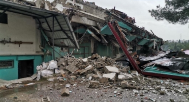 Depremde hasar görmüştü kendiliğinden çöktü