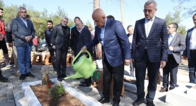 Depremde Hayatını Kaybedenler Kabirleri Başında Dualarla Yâd Edildi