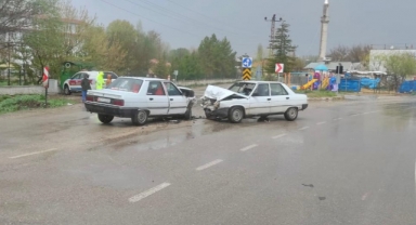 Elbistan’da iki otomobil çarpıştı: 4 yaralı