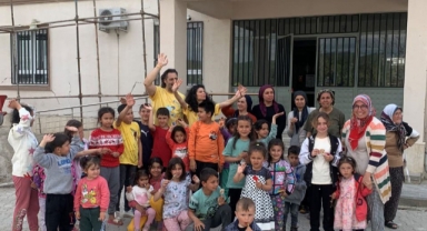 Kahramanmaraş’ta engelleri birlikte alıyorlar