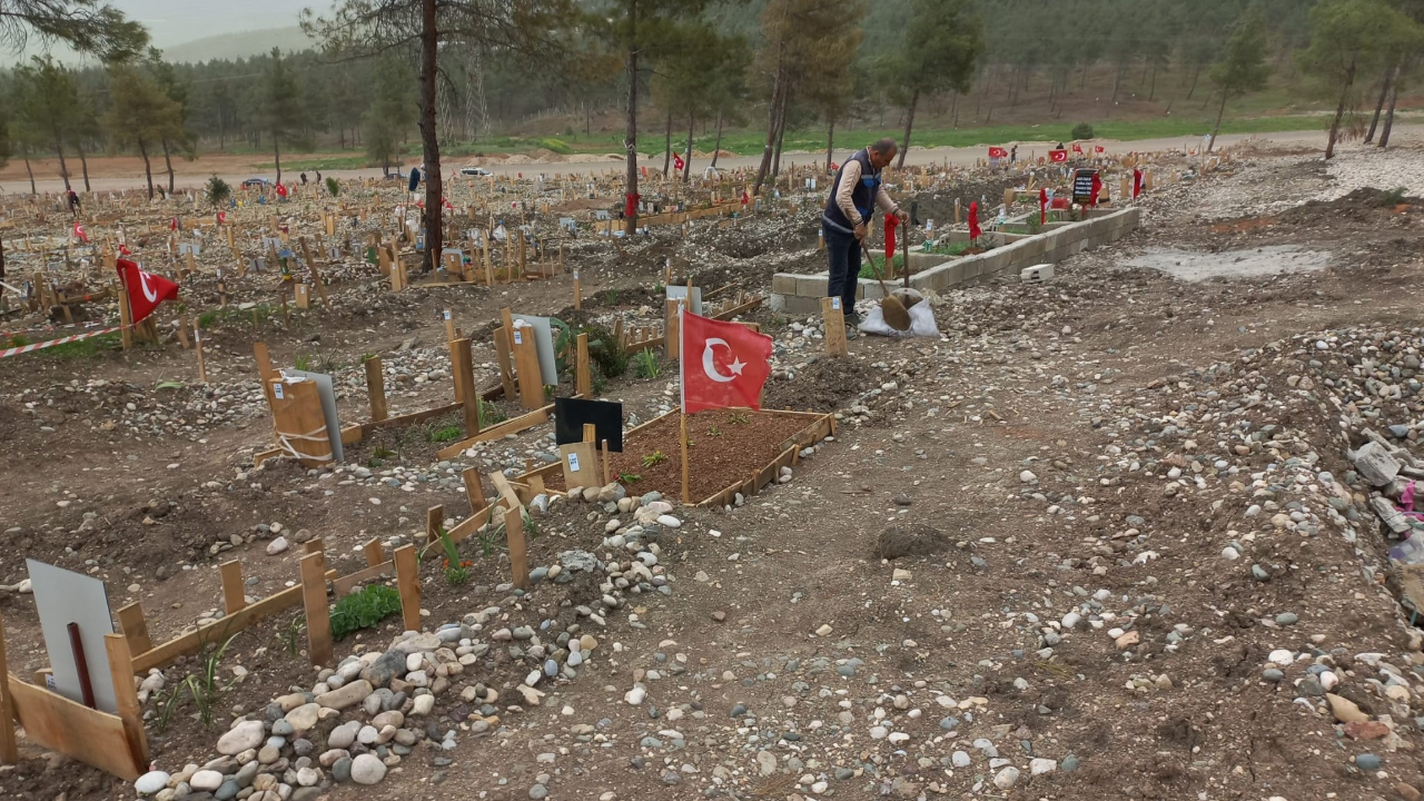 Şehitlik ve Mezarlıklar Bayrama Hazır