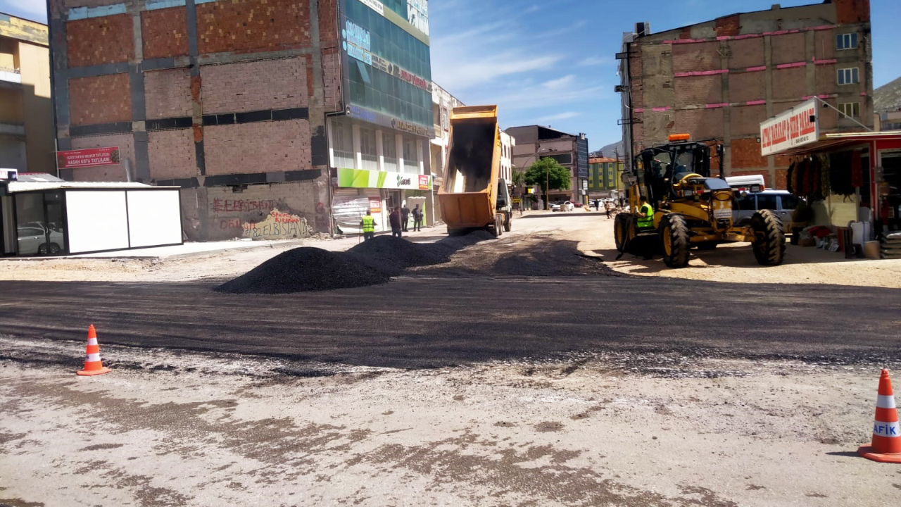 Büyükşehir, Elbistan’da Yol Yenileme Çalışmalarını Sürdürüyor