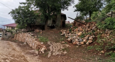 Deprem sonrası kayaların düştüğü mahalle koruma altına alındı