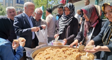Depremzede şehitleri için helva dağıtıldı