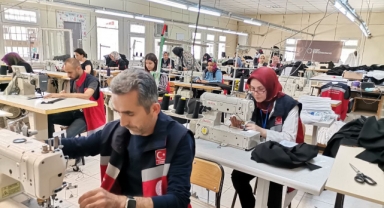 Kahramanmaraş'ta depremzede kadınlar 24 saat üretiyor
