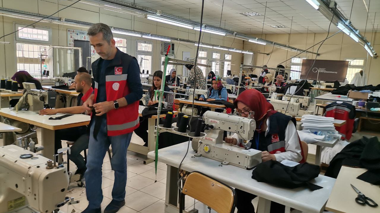 Kahramanmaraş'ta depremzede kadınlar 24 saat üretiyor