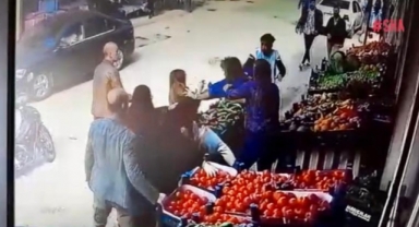 Manavda alışveriş eden kadınlara saldırdı
