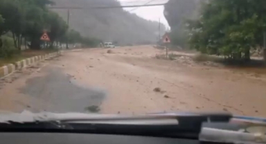 Andırın’da sağanak yağış nedeniyle dereler taştı