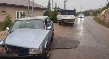 Göksun’da otomobil elektrik direğine çarptı: 1 yaralı