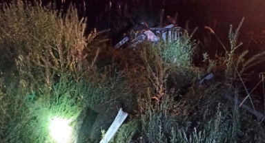 Göksun’nda bariyerlere çarpan otomobil takla attı: 2 yaralı