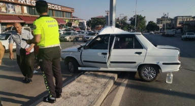 Kahramanmaraş’ta otomobil aydınlatma direğine çarptı: 3 yaralı