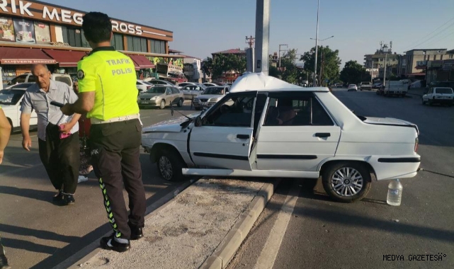 Kahramanmaraş’ta otomobil aydınlatma direğine çarptı: 3 yaralı