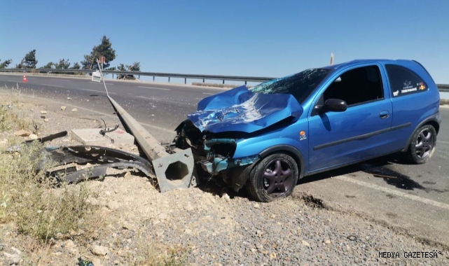 Kahramanmaraş’ta otomobil aydınlatma direğine çarptı