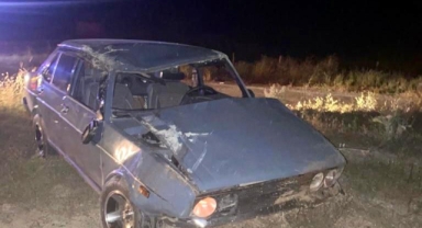 Kahramanmaraş’ta virajı alamayan otomobil tarlaya uçtu