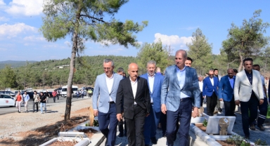 Kurtulmuş ve Güngör, Depremde Hayatını Kaybedenleri Kabirleri Başında Yâd Etti