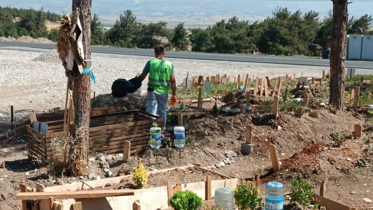 Mezarlıklar Bayrama Hazırlanıyor
