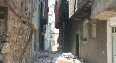 Depremde yan yatan apartman korkutuyor