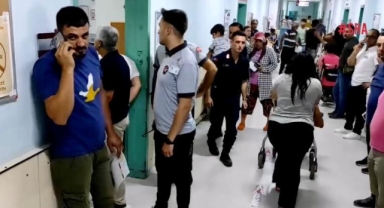 Depremden korkup aşağı atladılar