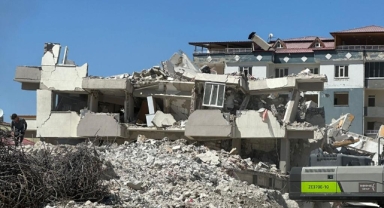 Elbistan’da artçı sarsıntı hasarlı binayı yıktı
