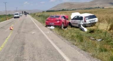 Elbistan’da iki otomobil kafa kafaya çarpıştı: 1 çocuk öldü 8 kişi yaralı