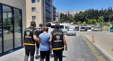 HIRSIZLIK SUÇUNDAN ARANAN 2 ŞAHIS YAKALANDI
