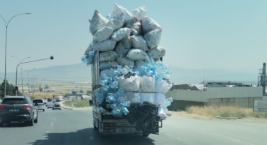 Kahramanmaraş’ta aşırı yüklü kamyon korkuttu