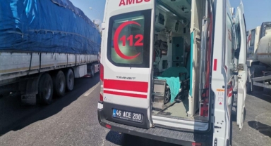 -Kahramanmaraş’ta otomobil kamyona ok gibi saplandı