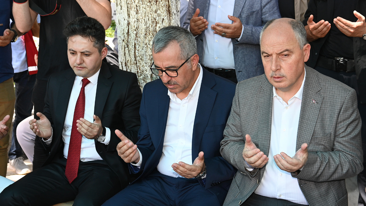 Şehitler Kabirleri Başında Dualarla Yâd Edildi