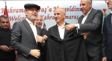 Tarım ve Orman Bakanı İbrahim Yumaklı, Kahramanmaraş’ın yöresel kıyafetlerini giydi
