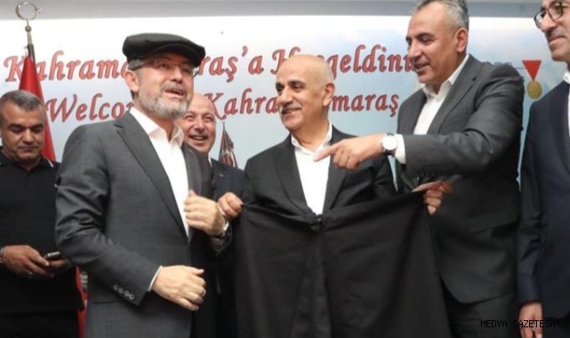 Tarım ve Orman Bakanı İbrahim Yumaklı, Kahramanmaraş’ın yöresel kıyafetlerini giydi