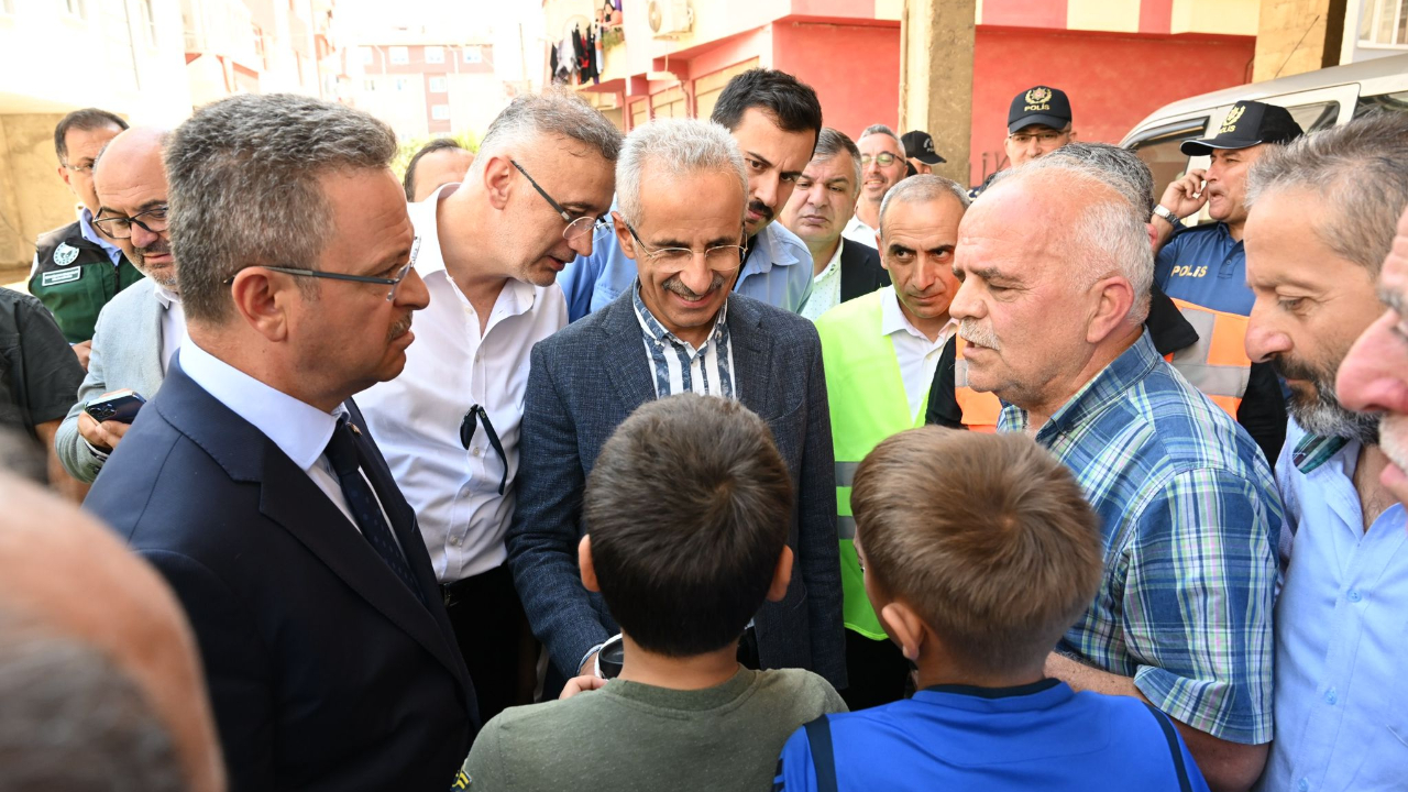 ULAŞTIRMA BAKANI URALOĞLU ÇOCUKLARA SÜPRİZ YAPTI