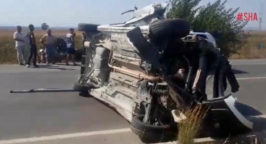 -Adana'da hafif ticari araç traktöre çarptı 2 kişi yaralandı