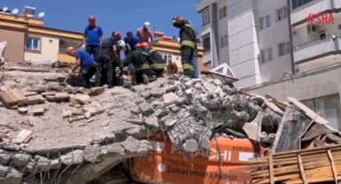-Ağır hasarlı bina operatörün üzerine çöktü