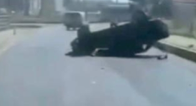 Bariyerlere çarpan otomobil takla attı