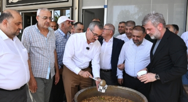 Başkan Güngör, Binevler Uzun Çarşı’da Vatandaşlara Aşure İkram Etti