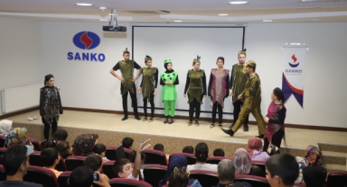 DEPREMDEN ETKİLENEN ÇOCUKLARA TİYATRO ETKİNLİĞİ DÜZENLENDİ