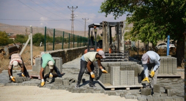 Elbistan Belediyesi 93 mahallesinde gerçekleştirdikleri kilit parke çalışması