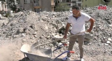 Haber spikeri mikrofonu bırakıp moloz taşıdı