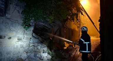 Kahramanmaraş’ta metruk bina yanarak kül oldu